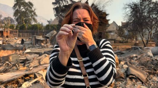 Bomberos ayudan a mujer a encontrar su anillo de bodas tras incendio que destruyó su vivienda