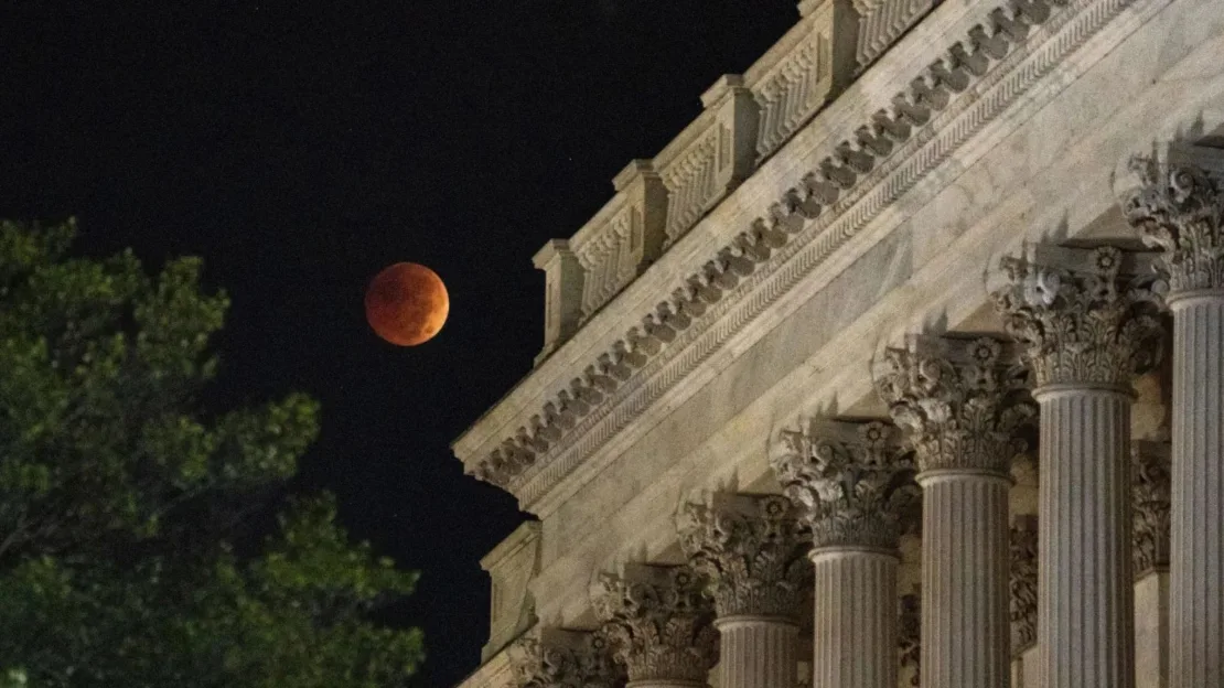 Una "luna de sangre" durante un eclipse lunar se ve poniéndose detrás del Capitolio de EE.UU. el Día de las Elecciones en noviembre de 2022 en Washington. Kent Nishimura/Los Angeles Times/Getty Images