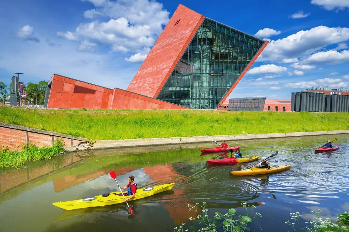 Los kayakistas pasan junto al Museo de la Segunda Guerra Mundial en Gdansk, Polonia. Patryk_Kosmider/iStock Editorial/Getty Images