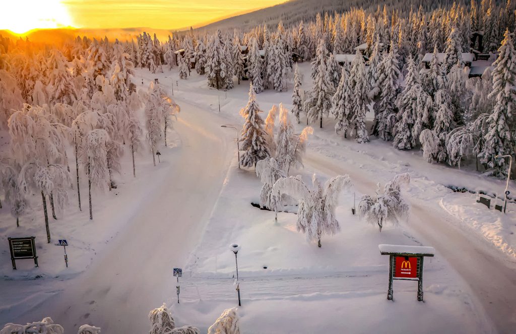 La estación sueca de Lindvallen alberga el McSki, la única ventanilla de servicio de esquí del mundo en un restaurante McDonald's | Vía CNN Newsource