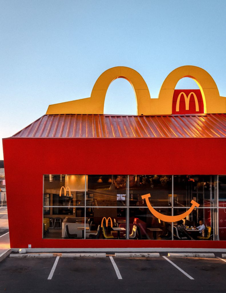 Este McDonald's de Ciudad de Guatemala se construyó con la forma de un Happy Meal para reconocer una de las primeras versiones de la icónica comida infantil originaria del país | Vía CNN Newsource