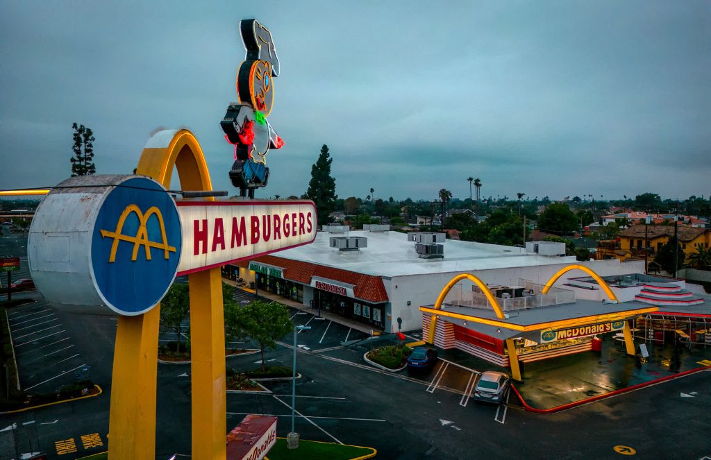 Este McDonald's de Downey (California), fotografiado en 2023, es el más antiguo del mundo. Abrió sus puertas en 1953 y presenta un diseño Googie de la era espacial, muy popular en los años cincuenta | Vía CNN Newsource