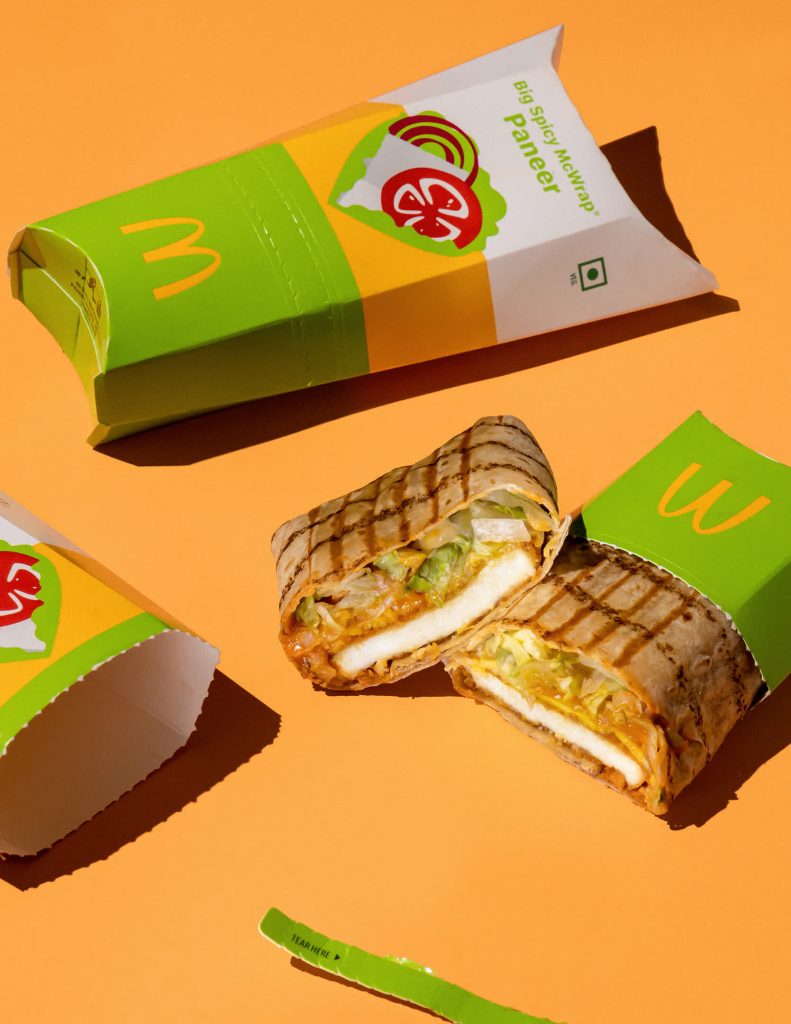 El Big Spicy McWrap Paneer se ve en un estudio de Nueva Delhi | Vía CNN Newsource