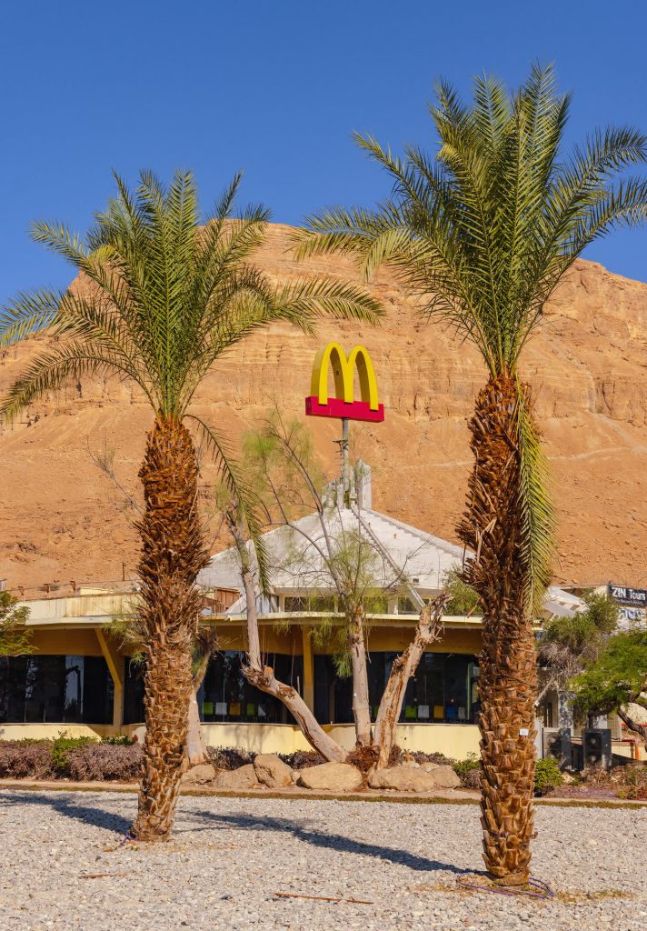 Este McDonald's de Ein Bokek, en Israel, está al borde del Mar Muerto y es el restaurante de menor altitud de la cadena | Vía CNN Newsource