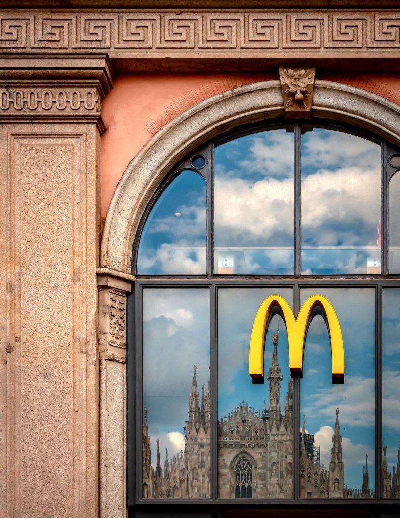 Este McDonald's de Milán, Italia, está justo enfrente de la catedral del Duomo | Vía CNN Newsource