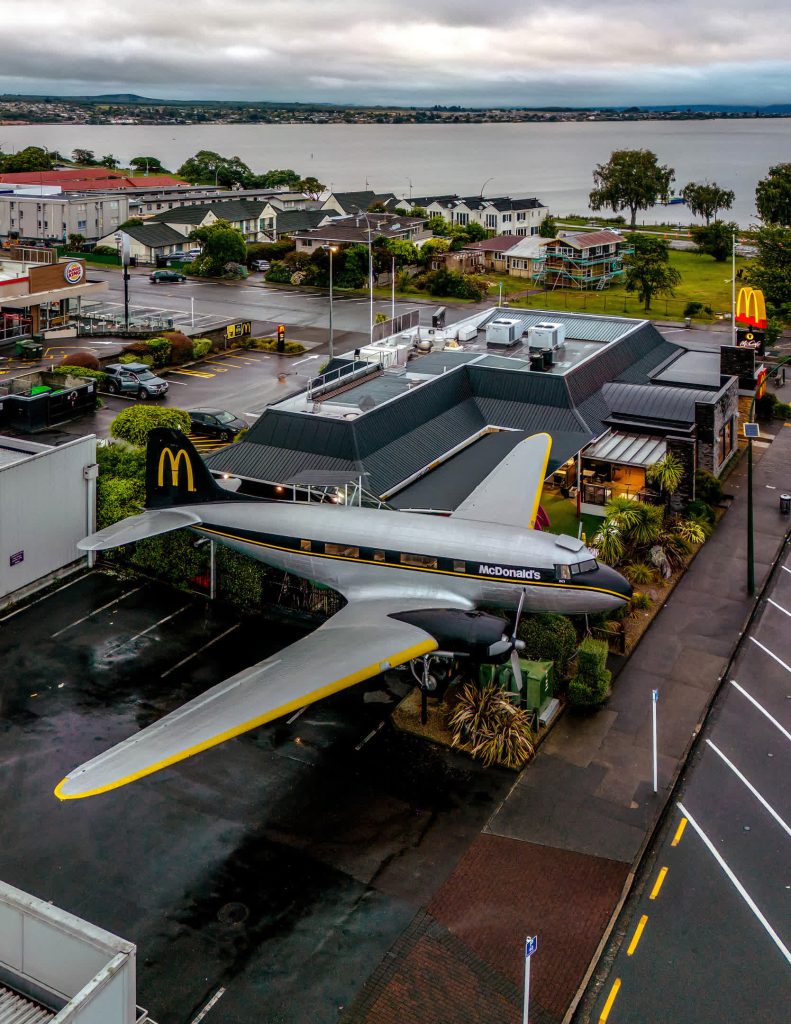 En este McDonald's de Taupō (Nueva Zelanda) se puede comer dentro de un avión Douglas DC-3 fuera de servicio | Vía CNN Newsource