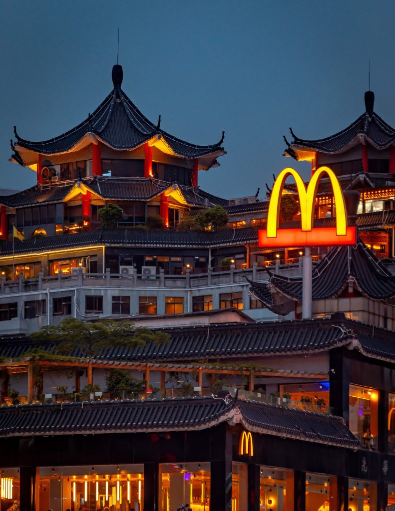 El primer McDonald's de China se construyó en 1990, en el distrito comercial central de Shenzhen | Vía CNN Newsource