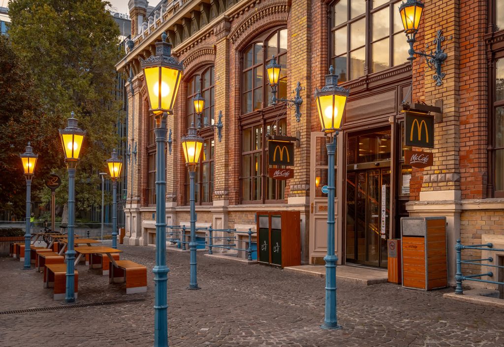 Exterior del McDonald's de la estación de tren de Nyugati, en Budapest. El edificio fue diseñado por la empresa de Gustave Eiffel, conocida también por construir la torre del mismo nombre en París | Vía CNN Newsource