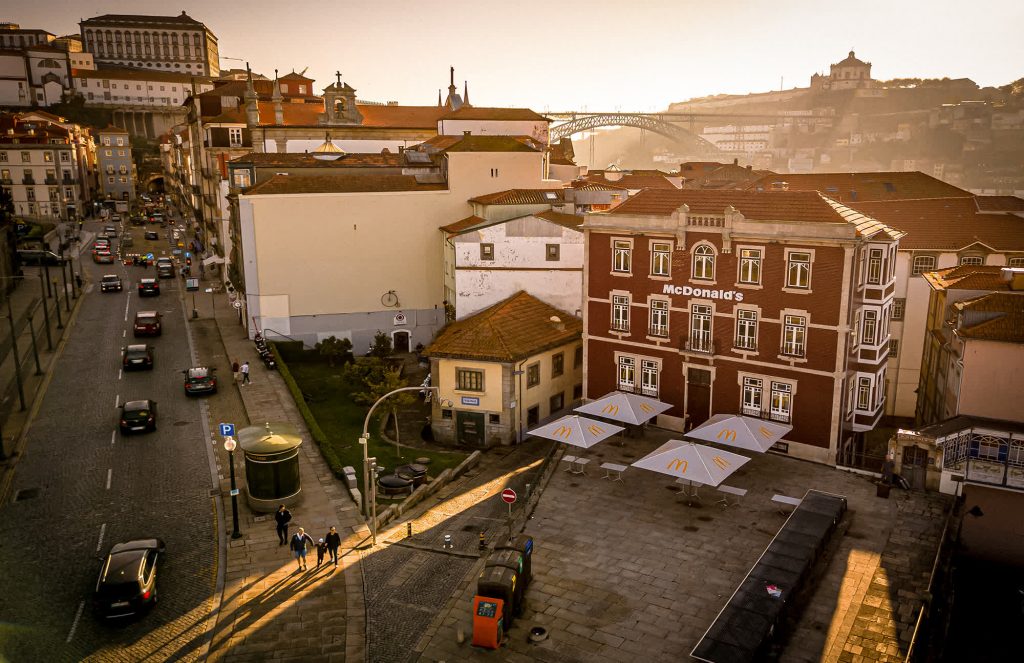 Un McDonald's en el interior de un edificio histórico de Oporto, Portugal | Vía CNN Newsource