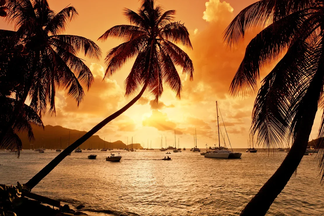 El sol tiñe todo de dorado en la isla de Bequia, en San Vicente y las Granadinas, en el Caribe. Sylvain Sonnet/The Image Bank RF/Getty Images