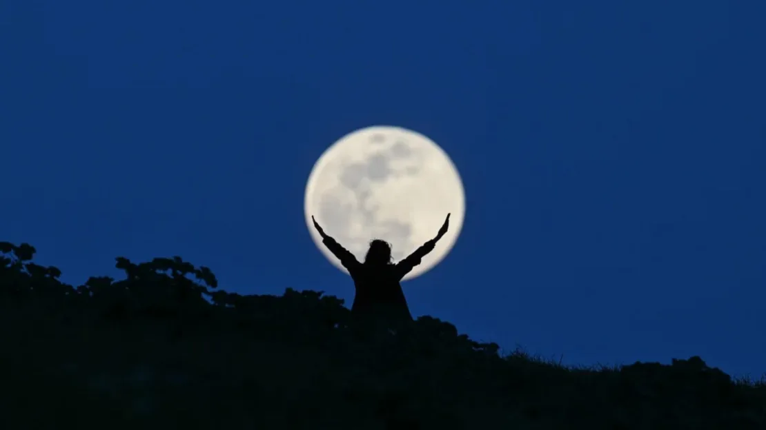 La Luna llena de nieve se eleva sobre la bahía de San Francisco en el Seal Point Park en febrero de 2024. Tayfun Coskun/Anadolu/Getty Images