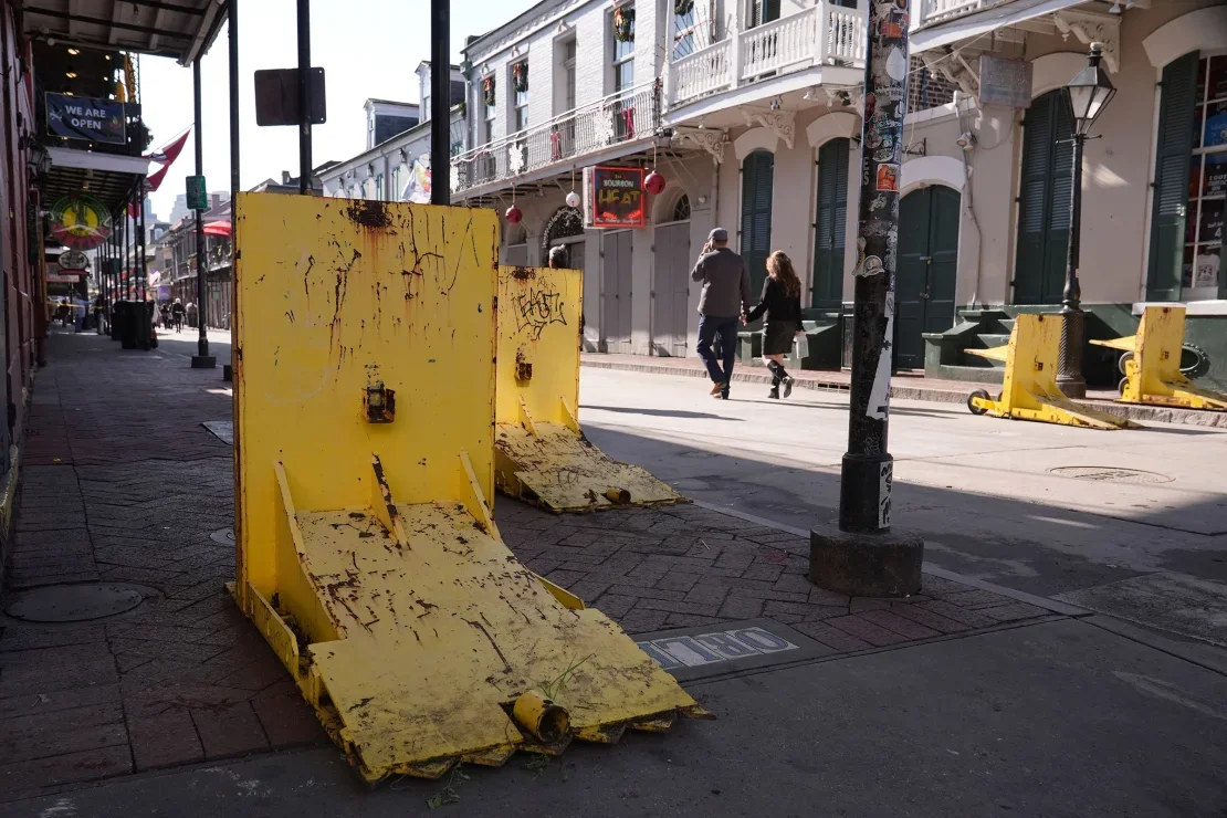 Turistas caminan entre barreras temporales en Bourbon Street George Walker IV/AP