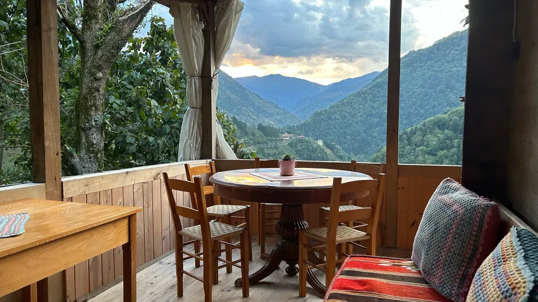 Elige una cabaña rústica y elegante para disfrutar de las mejores vistas de las montañas Kaçkar. Maureen O’Hare/CNN