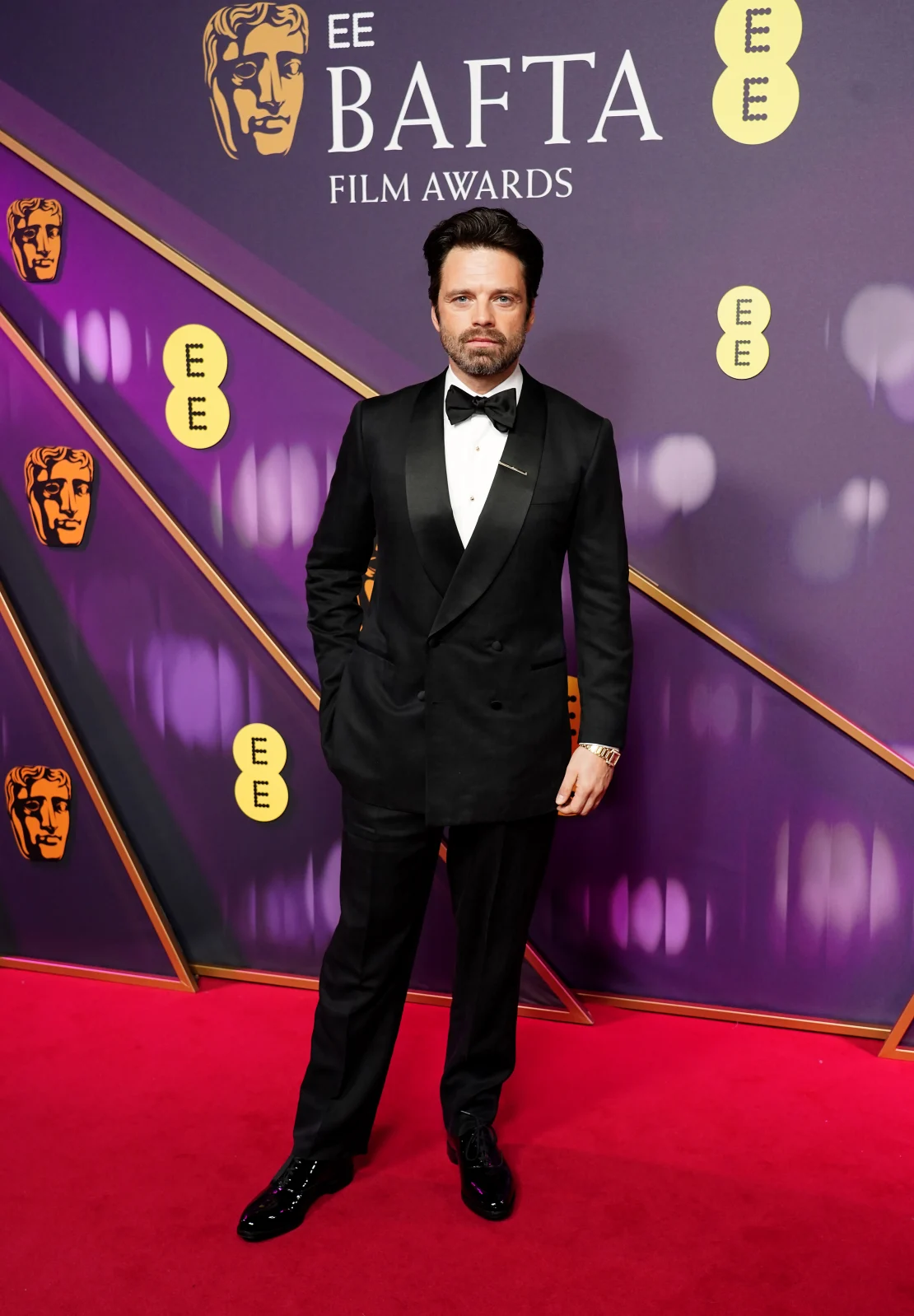 El nominado a Mejor Actor, Sebastian Stan, vestía un traje negro clásico y pajarita. Ian West/PA Cable