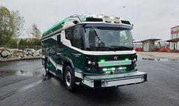 “Un hito”: Bomberos de Santiago presenta el primer carro bomba 100% eléctrico de Latinoamérica