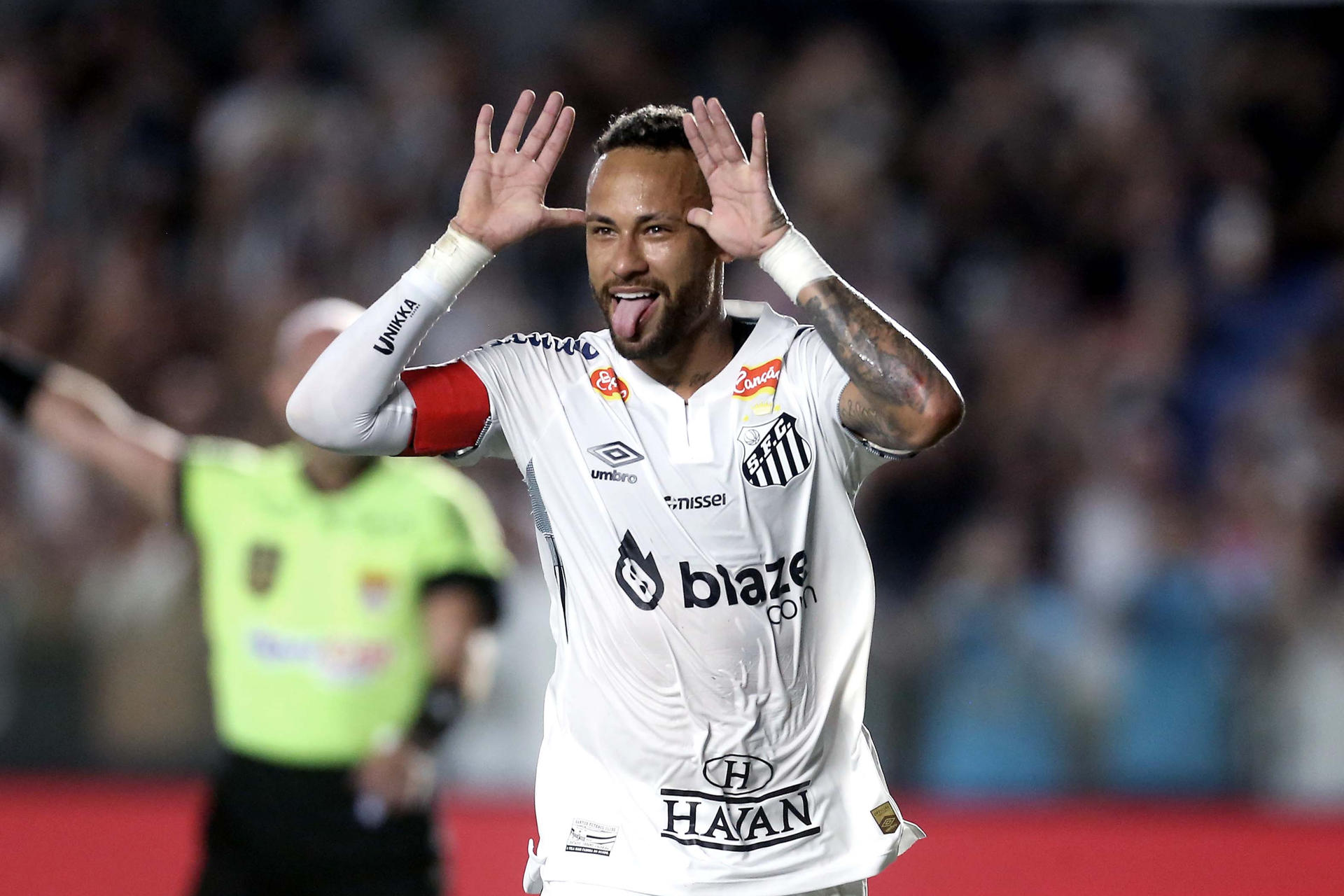 Neymar de Santos celebra un gol este domingo, durante un partido del Campeonto Paulista entre Santos y Água Santa, en el Estadio Urbano Caldeira en Santos (Brasil). EFE/ Guilherme Dionizio