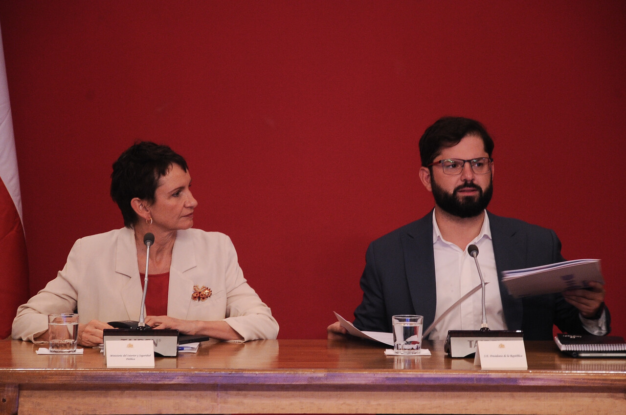La ministra Carolina Tohá y el presidente Gabriel Boric en un nuevo consejo de gabinete en La Moneda. Agencia Uno