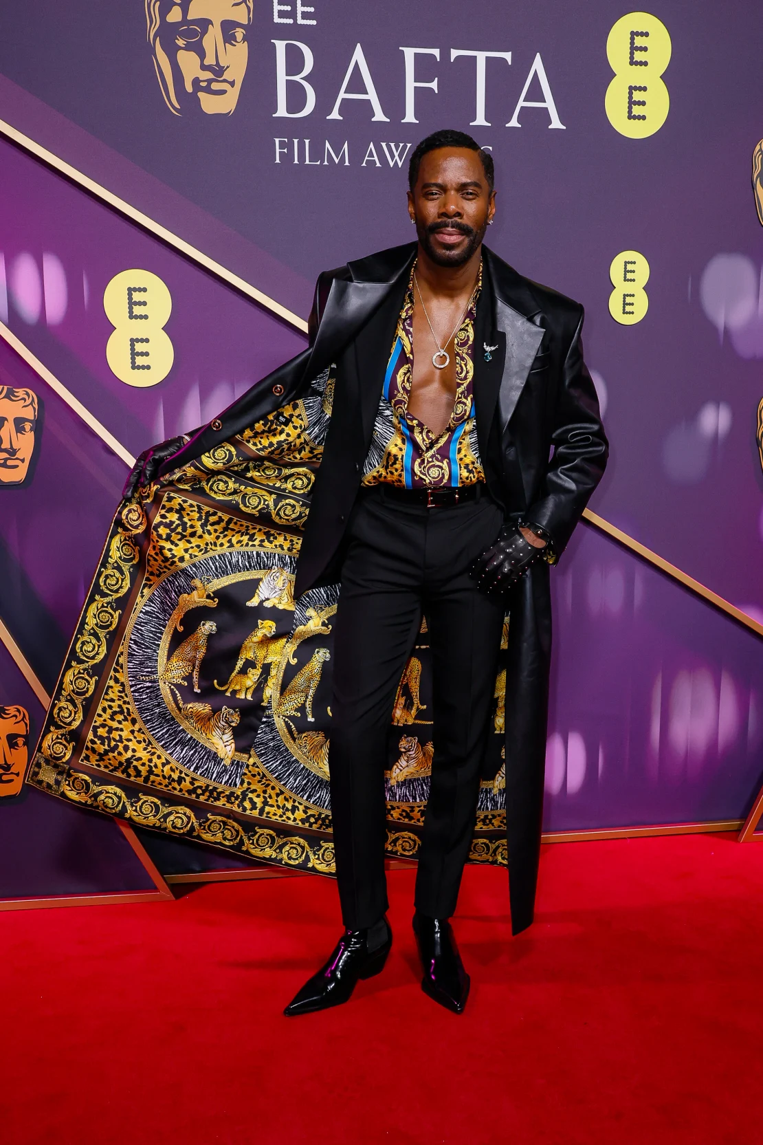 La camisa de seda Versace y la chaqueta de cuero de Coleman Domingo, completas con un interior adornado con estampado animal, fueron uno de los looks más atrevidos de la velada. Joel C. Ryan/Invisión/AP