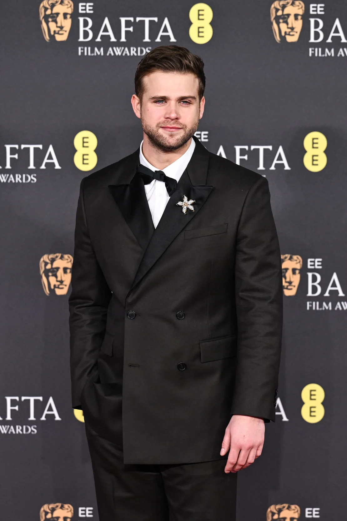 El galán de "Bridget Jones: Mad About the Boy", Leo Woodall, vestía un traje cruzado. Ben Stansall/AFP vía Getty Images