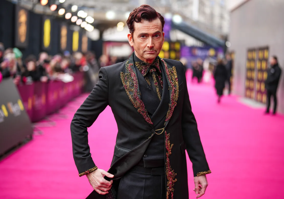 El presentador de los BAFTA, David Tennant, optó por una sastrería bordada con cristales. Scott Garfitt/BAFTA/Imágenes Getty