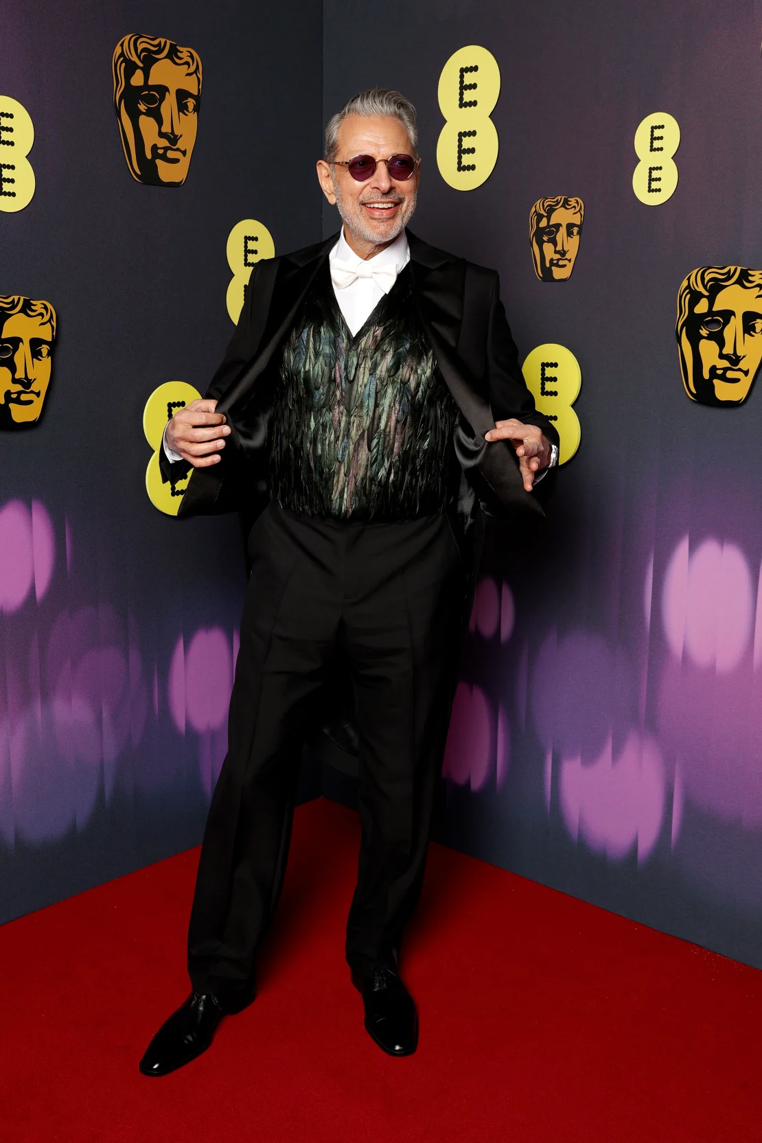 Jeff Goldblum, quien fue uno de los primeros en llegar, pareció adoptar un método de vestirse, ya que el actor de "Wicked" llevaba gafas de color violeta y un chaleco estampado. John Phillips/BAFTA/Imágenes Getty