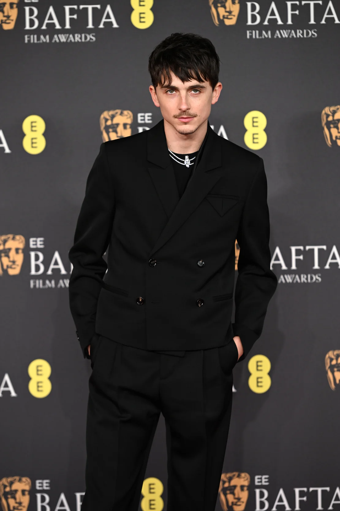 De vuelta al negro: Timothée Chalamet estaba elegante con un traje de Bottega Veneta. Kate Green/Imágenes Getty