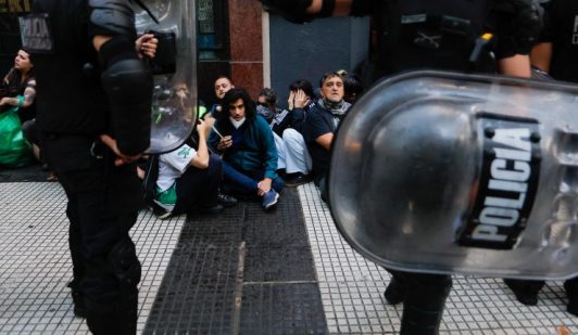 Nueva marcha de jubilados en Argentina con fuerte operativo policial