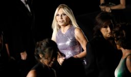 Donatella Versace deja la dirección creativa de la marca tras casi 30 años al mando