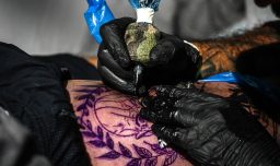 Chilenos están dispuestos a pagar hasta medio millón de pesos por tatuajes: Estudio hace radiografía del mercado de la tinta en el país