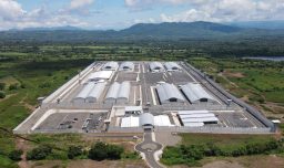 ¿Cómo es el Cecot?: La megacárcel de El Salvador que ahora recibe a migrantes deportados y pandilleros deportados de EE.UU.