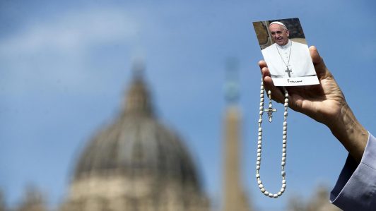 Cardenal Chomalí convoca a misa en la Catedral de Santiago tras muerte del papa Francisco