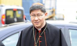 Compite para suceder al Papa: Cardenal filipino se vuelve viral tras ser captado cantando “Imagine” de John Lennon en misa