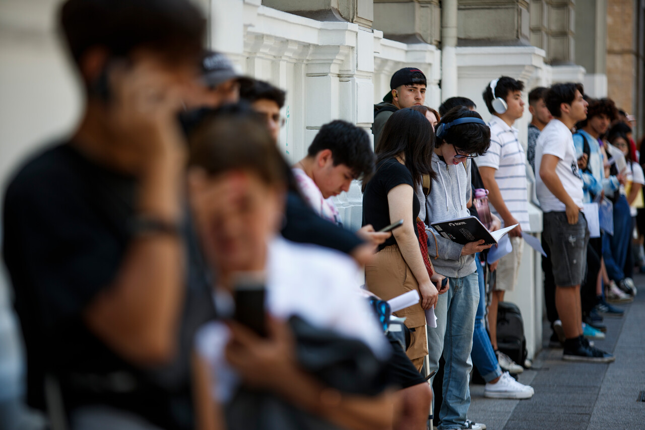 Un 41% de los jóvenes en Chile cree que “no son buenos en nada” y un 34% siente que “son un fracaso”