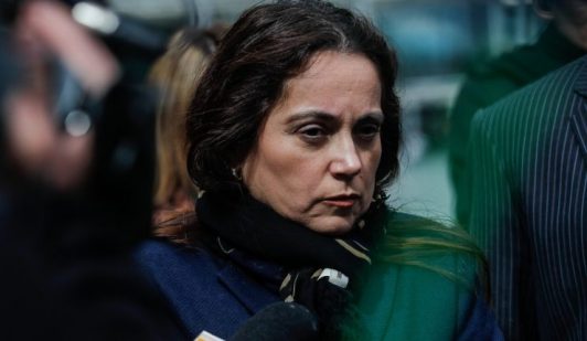Reformalización de Leonarda Villalobos: Tribunal modifica prisión preventiva y establece arresto domiciliario y arraigo nacional