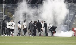 Otra vez los hinchas de Colo Colo: Alan Saldivia fue alcanzado por pirotecnia durante "hotelazo" en Brasil