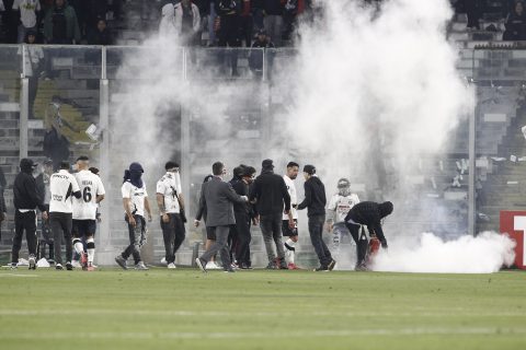Otra vez los hinchas de Colo Colo: Alan Saldivia fue alcanzado por pirotecnia durante "hotelazo" en Brasil