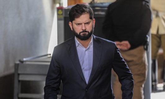 “Nadie está por sobre la ley”: Presidente Boric desdramatiza petición de fiscal para interferir su teléfono personal