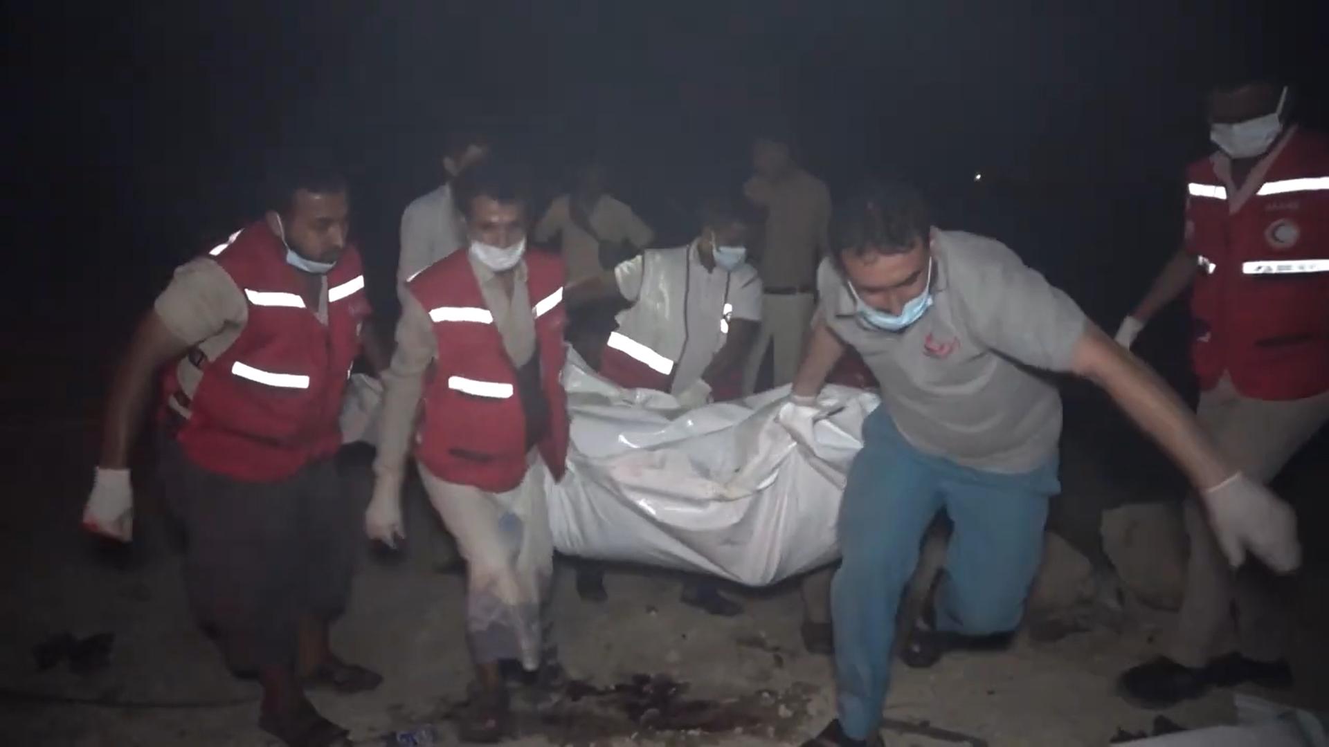 Captura de pantalla proporcionada por el canal de televisión al-Masirah, controlada por los Hutíes, que muestra a varios paramédicos al trasladar un cadáver que dejó el bombardeo estadounidense sobre el puerto de combustible de Ras Isa, en la provincia portuaria de Hodeidah (Yemen). EFE/AL-MASIRSAH TV
