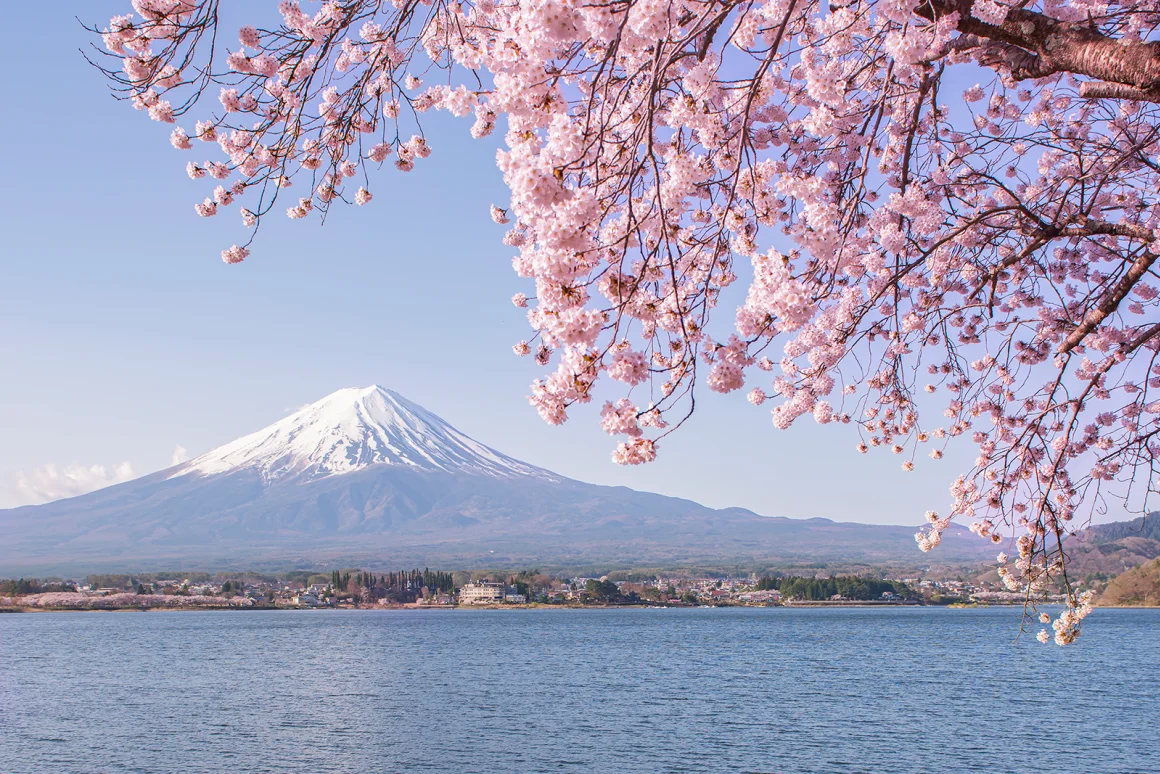 Montaña Fuji en el lago Kawaguchiko, Japón. DoctorEgg/Moment RF/Getty Images