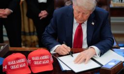 Análisis: Los populistas globales alguna vez emularon a Trump. Ahora huyen de él