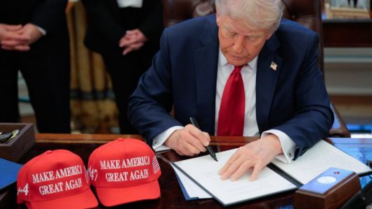 Análisis: Los populistas globales alguna vez emularon a Trump. Ahora huyen de él