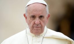 "Se mostró como una persona próxima y compasiva": El día en que el Papa Francisco llamó a un joven sacerdote chileno con cáncer