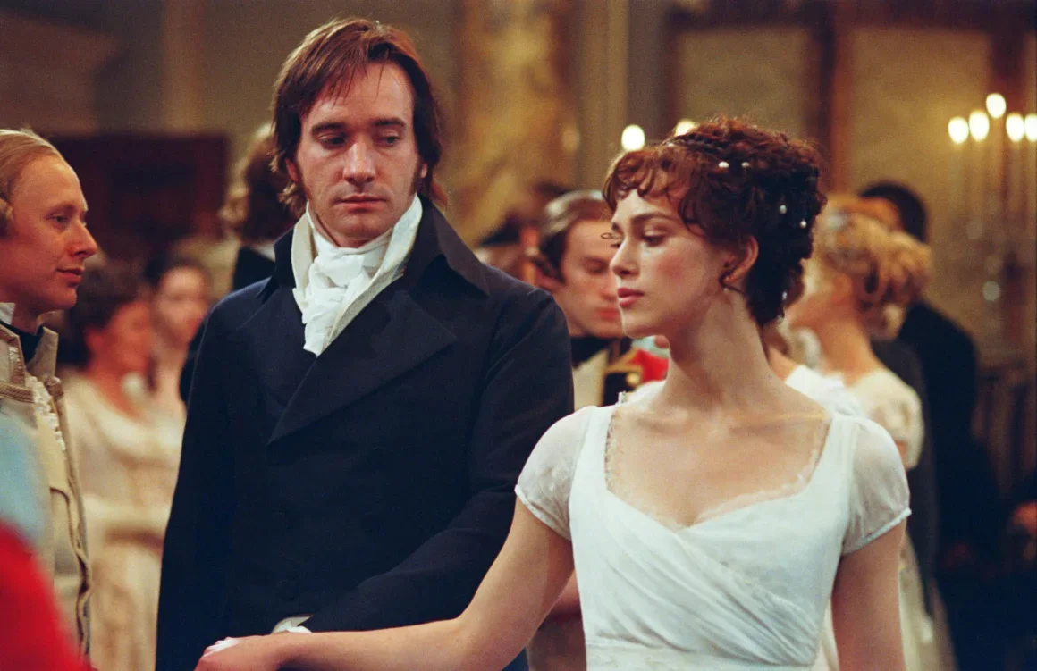 El Sr. Darcy y Elizabeth bromean mientras bailan en un baile. Moviestore/Shutterstock