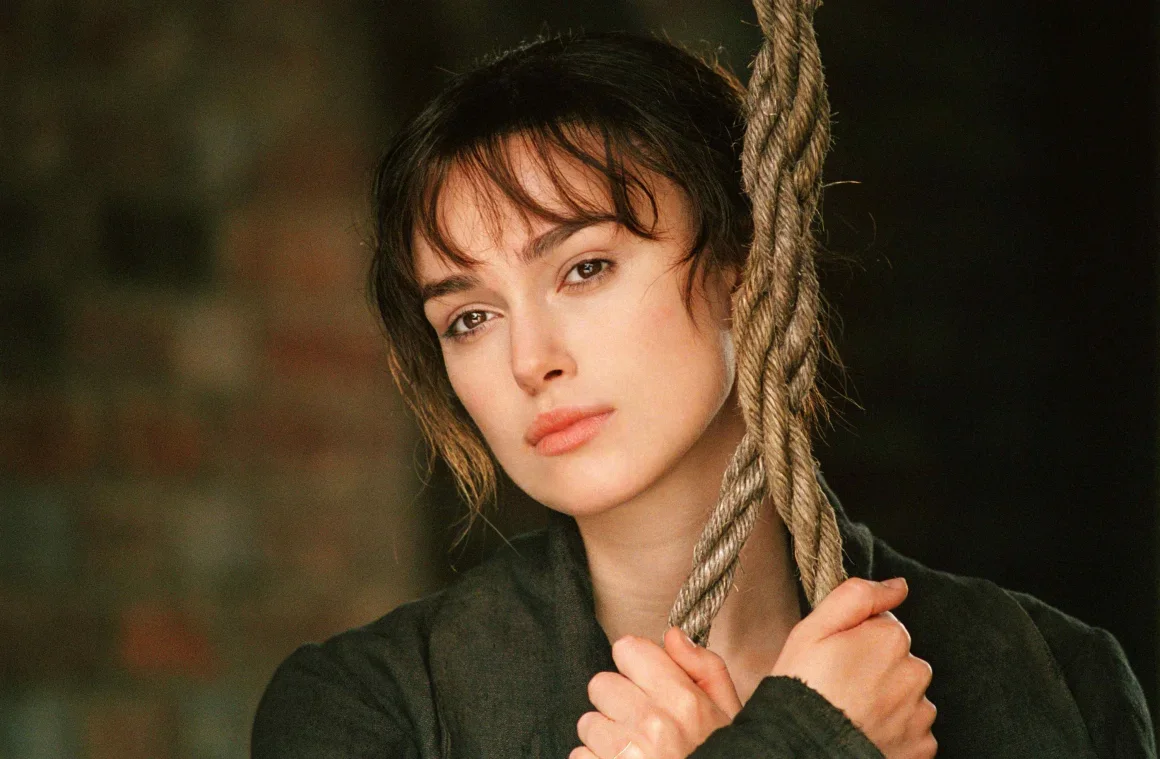 Elizabeth, recién enterándose de que su amiga Charlotte aceptó una propuesta del Sr. Collins debido a restricciones financieras. Working Title/Kobal/Shutterstock