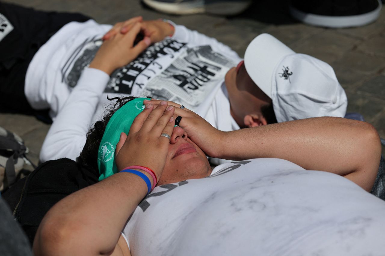 La gente descansa en la Plaza de San Pedro el jueves. Marko Djurica/Reuters