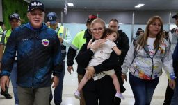 Llegó sola a Venezuela en un vuelo de repatriación: Niña de dos años había sido separada de sus padres deportados en EE.UU.