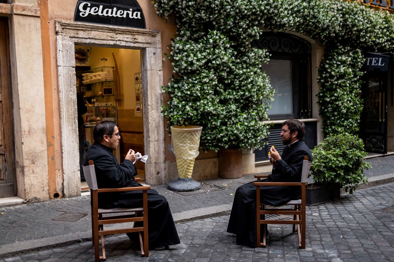 Los miembros del clero comen helado el jueves. Eloísa López/Reuters