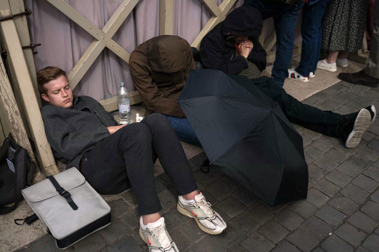 La gente duerme en la Plaza de San Pedro el jueves. Dimitar Dilkoff/AFP vía Getty Images