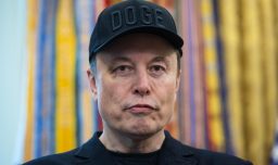 "Le dije que me golpeara, y lo hizo": Musk explica origen de peculiar moretón en su cara durante despedida en la Casa Blanca