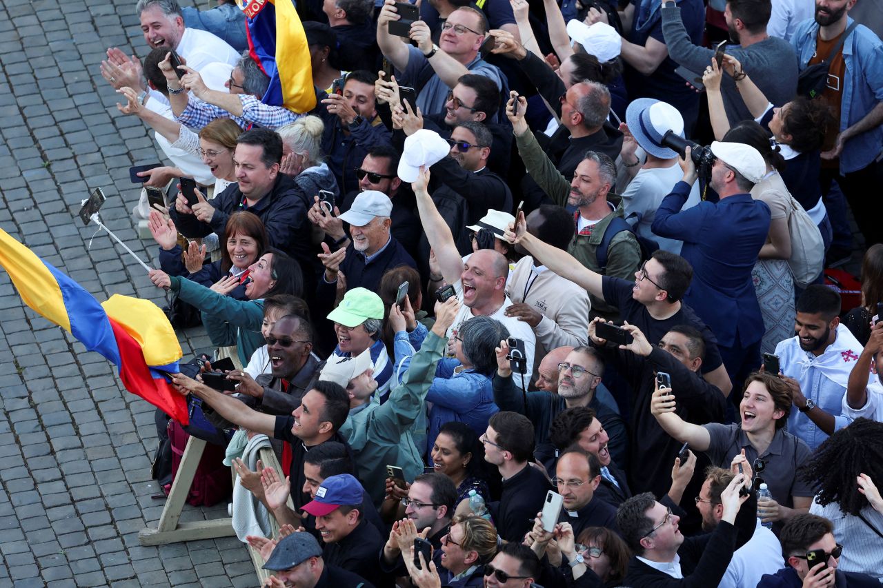 La gente en la Plaza de San Pedro reacciona al humo blanco que sale de la chimenea de la Capilla Sixtina. Claudia Greco/Reuters